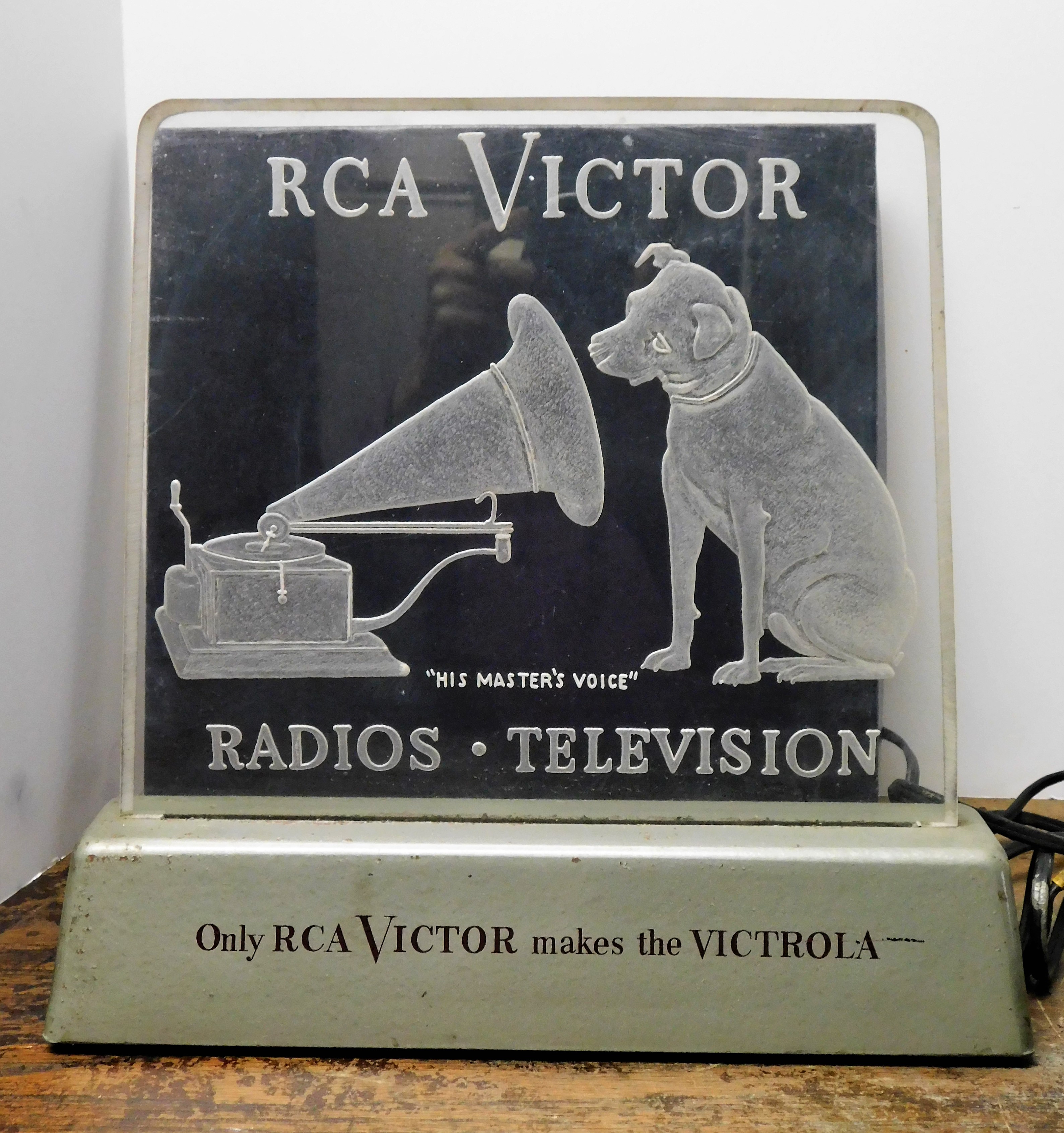 ヒス・マスターズ・ボイス 金属看板 Lot Detail - Rare RCA Victor Store Display 
