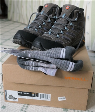New Merrell Moab 2 Mid WP Women's Hiking Boots - Size 6.5 - Granite Color - In Original Box with Pair of New Smart Wool Hiking Socks - Purchased in 2022 