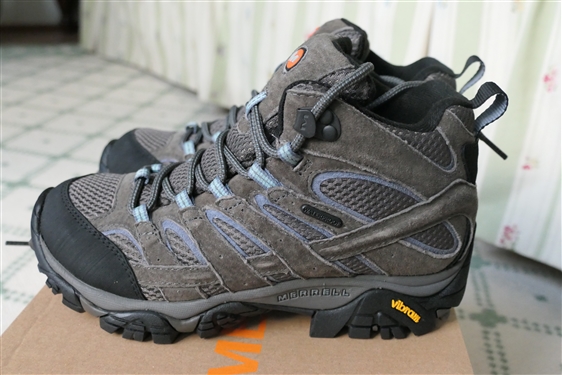 New Merrell Moab 2 Mid WP Women's Hiking Boots - Size 6.5 - Granite Color - In Original Box with Pair of New Smart Wool Hiking Socks - Purchased in 2022 