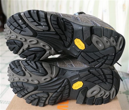 New Merrell Moab 2 Mid WP Women's Hiking Boots - Size 6.5 - Granite Color - In Original Box with Pair of New Smart Wool Hiking Socks - Purchased in 2022 