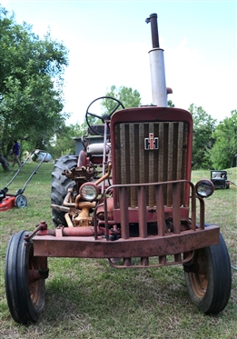 International Farmall 140 Tractor