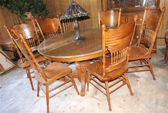 Nice Round Oak Table with 6 Oak Spindle Back Press Carved Chairs