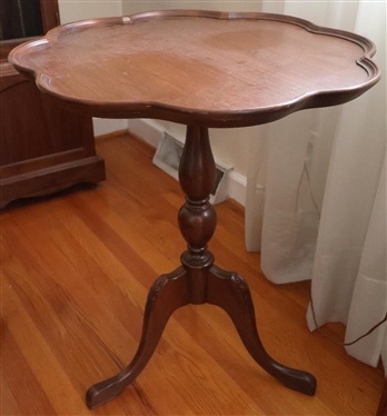 Attractive Mahogany Queen Anne Style Tea Table with Flower Shaped Top - Pedestal Base with Queen Anne Style Feet - Carved Legs - Table is 27" Tall 23" Across