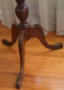 Attractive Mahogany Queen Anne Style Tea Table with Flower Shaped Top - Pedestal Base with Queen Anne Style Feet - Carved Legs - Table is 27 Tall 23 Across