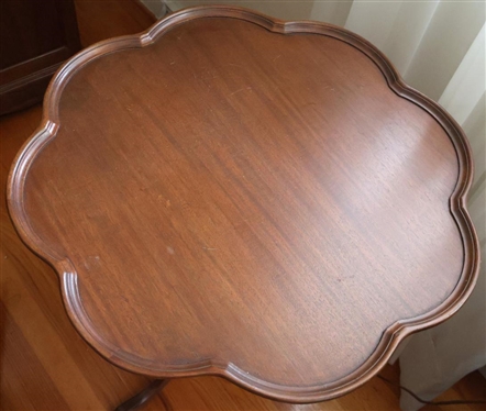 Attractive Mahogany Queen Anne Style Tea Table with Flower Shaped Top - Pedestal Base with Queen Anne Style Feet - Carved Legs - Table is 27 Tall 23 Across