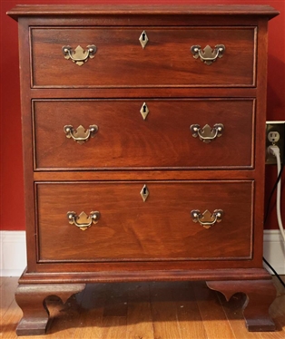 Craftique Mahogany 3 Drawer Bedside Chest - 3 Dovetailed Drawers - Bracket Feet - Chest is 27 1/4 Tall 21 1/2 By 14 1/2