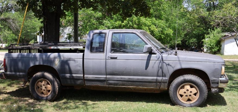 1987 Chevy S-10 4x4 Hunting Truck with Dog Boxes - Winch on Front and CB Radio