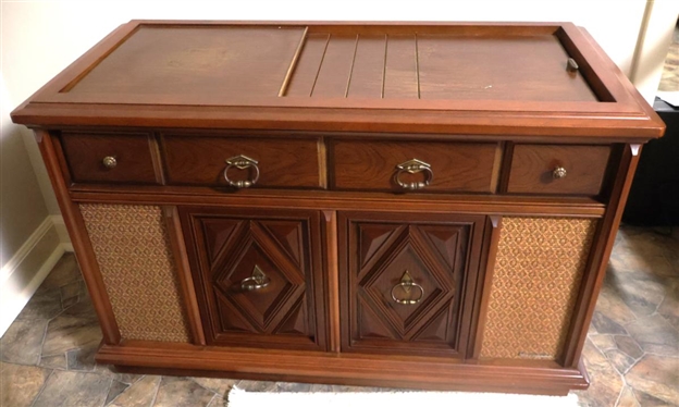 Mid Century Magnavox Console Stereo with Record Player and AM / FM Radio - Working 