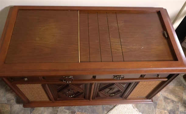 Mid Century Magnavox Console Stereo with Record Player and AM / FM Radio - Working 