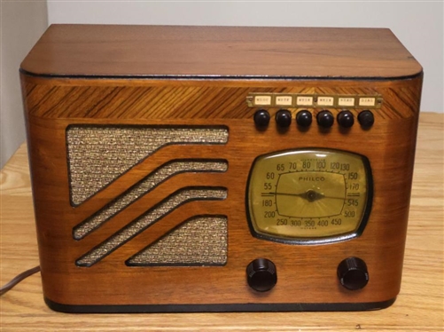 Late 1930's / Early 40's  Philco Tube Radio in Attractive Wood Case - Works 