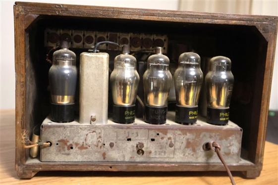 Late 1930's / Early 40's  Philco Tube Radio in Attractive Wood Case - Works 